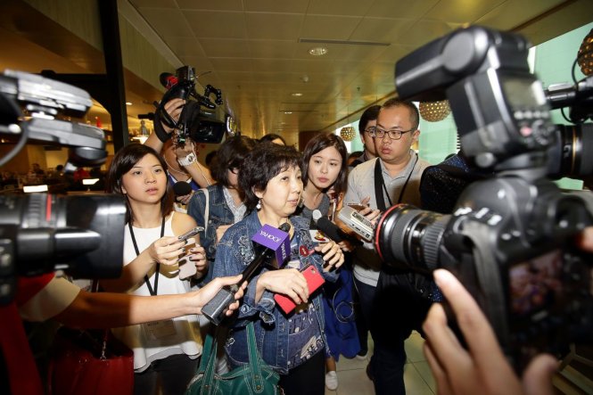 Khi vực sân bay Changi, Singapore trở thành tâm điểm của giới truyền thông. Họ tập trung về đây đưa tin sự kiện chuyến bay QZ8501 mất tích - Ảnh: ABC News