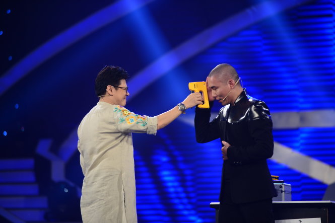 Phần trình diễn của ảo thuật gia Việt Duy với sự trợ giúp của nghệ sĩ Thành Lộc - Ảnh: Quang Định