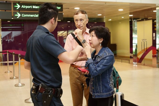 Trong khi đó, nhiều người thân lo lâu đến khu vực tiếp hành khách ở sân bay Changi, Singapore để được cung cấp thêm thông tin về người thân - Ảnh: ABC News