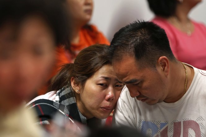 ​Gia đình của các hành khách trên chuyến bay mang số hiệu QZ8501 chờ đợi tin tức của người thân tại  ​sân bay quốc tế Juanda (Surabaya - Indonesia) - Ảnh: Reuters