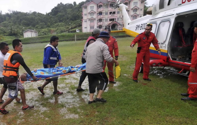 Một người đàn ông được đưa đi di tản ở Kuala Tahan - Ảnh: Reuters