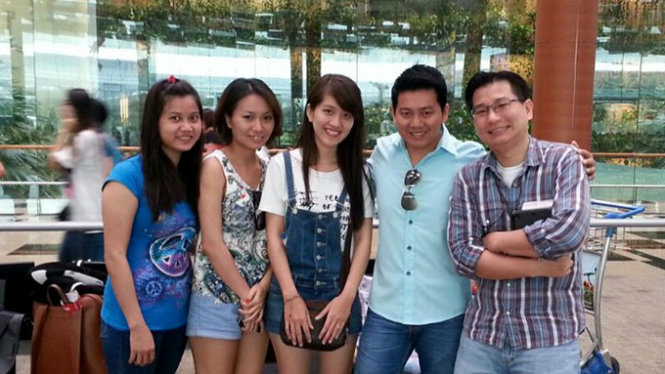 Ông Gabriel Kang (ngoài cùng bên phải, người khởi xướng chương trình giúp đỡ anh T.) gặp gỡ anh T. cùng bạn gái và những người bạn ở sân bay Changi ngày 7-11-2014 - Ảnh do ông Gabriel Kang cung cấp