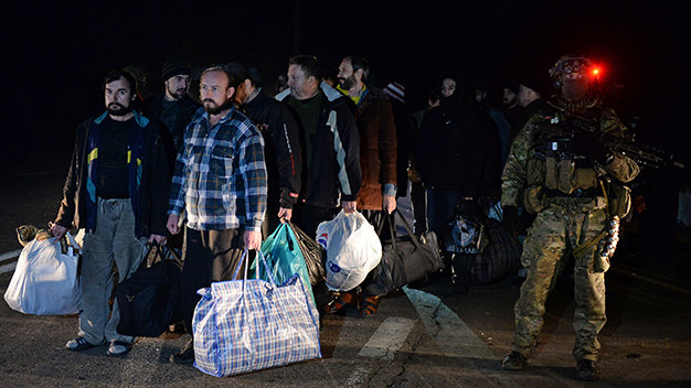 Các tù binh là quân ly khai bên cạnh binh sĩ Ukraine trong cuộc trao đổi đêm 26-12 - Ảnh: AFP