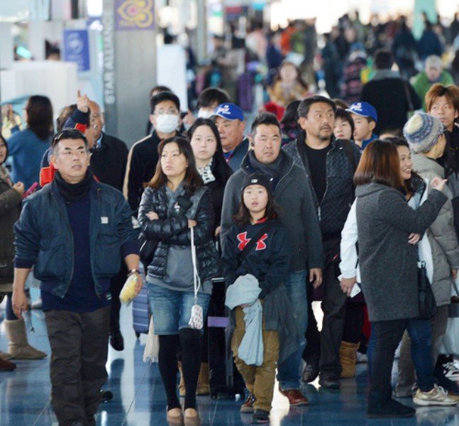 Sân bay Haneda tấp nập người dân về quê ăn Tết hôm 27-12 - Ảnh: mainichi.jp