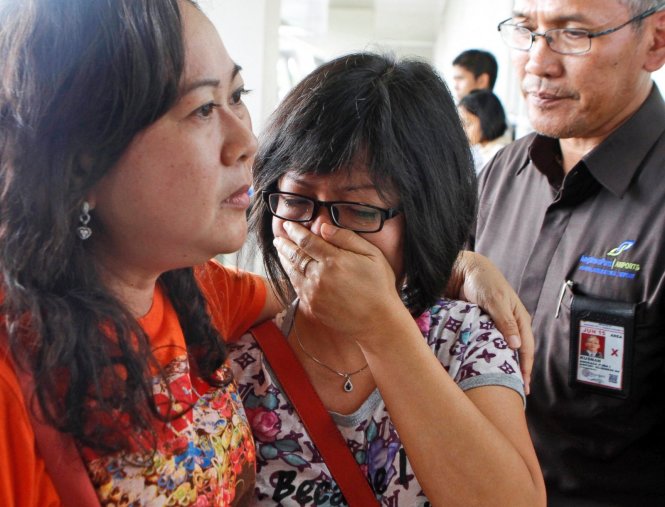 Sự đau buồn hiện rõ trên khuôn mặt thân nhân hành khách chuyến bay QZ8501 tại sân bay Juanda, Indonesia - Ảnh: ABC News