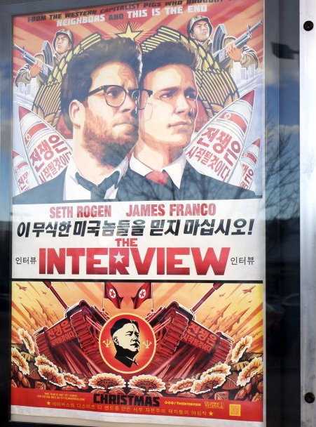 Poster cho phim The Interview ở bên ngoài rạp Alamo Drafthouse tại Littleton, Colorado hôm 23-12-2014 - Ảnh: Reuters