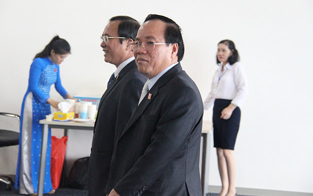 Ông Lê Thanh Cung (thứ hai từ phải sang) và ông Trần Văn Nam (thứ ba từ phải sang) tại hành lang kỳ họp bất thường của HĐND tỉnh Bình Dương - Ảnh: Bá Sơn