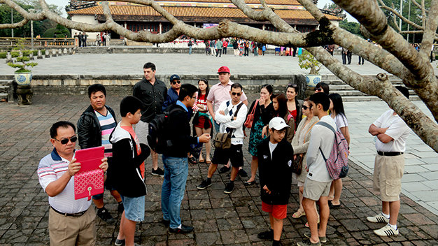 Nhiều du khách đến thăm Hoàng thành Huế trong sáng 30-12 - Ảnh: Ngọc Hiển