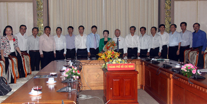 Lãnh đạo Thành ủy, UBND TP.HCM chụp hình lưu niệm với lãnh đạo   Học viện Cán bộ TP.HCM - Ảnh: Quang Khải