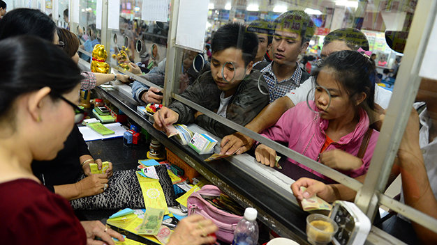 Khách mua vé xe để về quê chiều 31-12 tại bến xe Miền Đông, Q.Bình Thạnh, TP.HCM - Ảnh: Quang Định