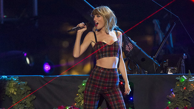 Nữ ca sĩ Taylor Swift được nhiều tờ báo cùng tôn vinh - Ảnh: Reuters