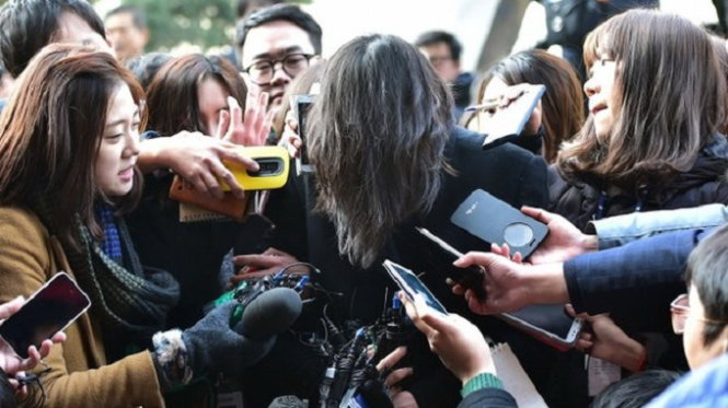Bà Cho cúi đầu xin lỗi trước - Ảnh: AFP