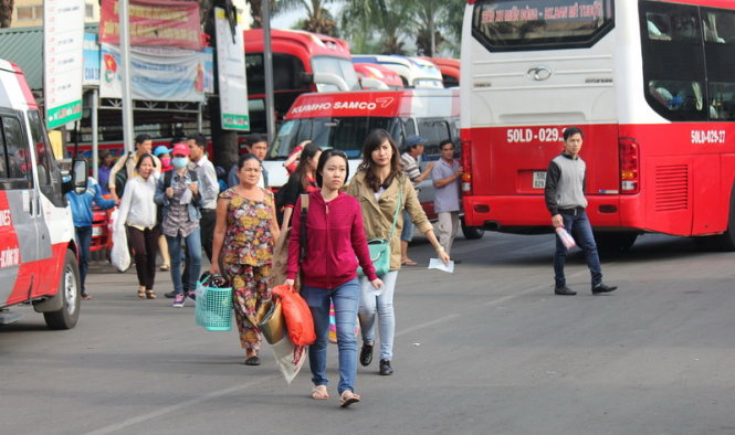 Người dân đến bến xe miền Đông chủ yếu là đi về quê, bên cạnh đó cũng có một số người đi du lịch - Ảnh: Mậu Trường