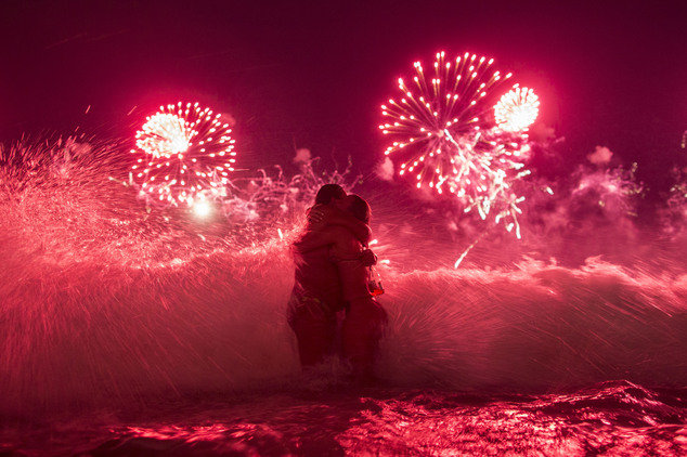 Trong khi đó, hai người bạn ôm nhau vui mừng chào năm mới khi pháo hoa được bắn lên tại khu vực bãi biển Copacabana, thành phố  Rio de Janeiro, Brazil - Ảnh: AP