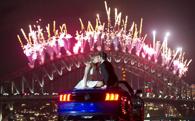 Cặp đôi người Úc hôn nhau trong thời khắc giao thừa tại Sydney - Ảnh: James D Morgan/Rex