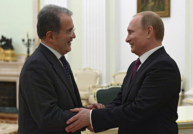 Tổng thống Nga Putin (trái) chào đón cựu thủ tướng Italia Romano Prodi trong một cuộc họp tại điện Klemlin ở Moscow - Ảnh: Reuters