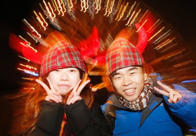 Cặp đôi Yui Wu và Hill Yeung ghi lại khoảnh khắc đáng nhớ tại lễ tất niên ở thủ đô Edinburgh, Scotland - Ảnh: PA