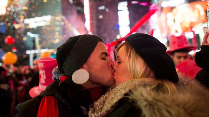 Chàng Garcia và nàng Rhea Coulson trao nhau nụ hôn lúc giao thừa tại quảng trường Thời đại, New York, Mỹ - Ảnh: Getty Images