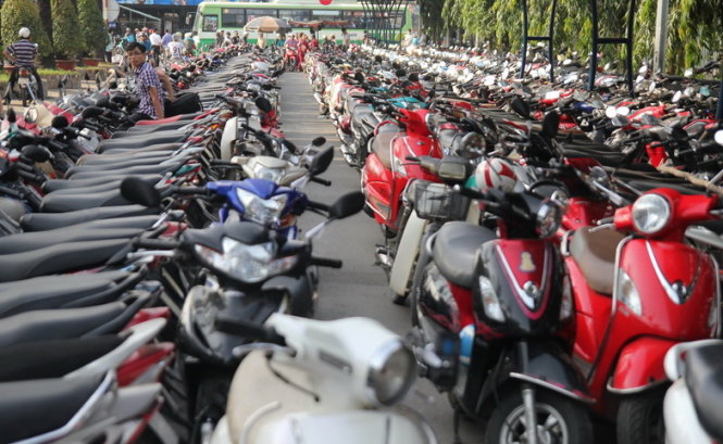 Nhà giữ xe tại bến xe miền Đông đã kín chỗ. Bãi giữ xe “dã chiến” này cũng không còn một chỗ trống- Ảnh: Mậu Trường