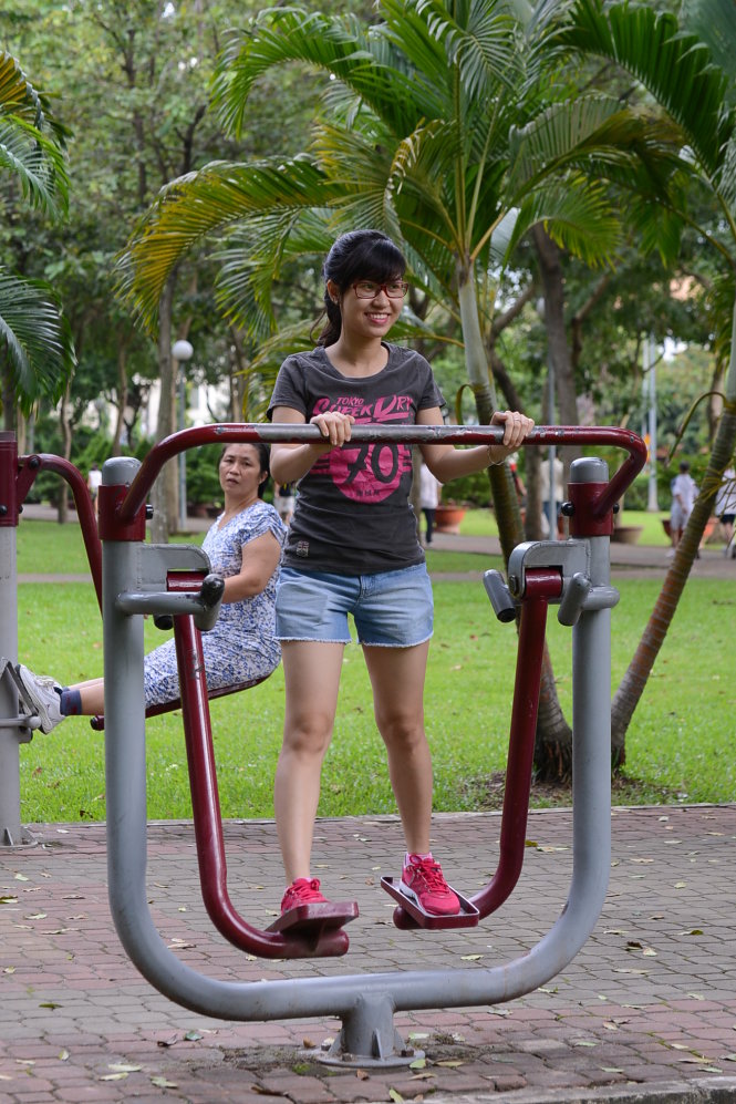 Người dân tập thể dục, vận động tại công viên Gia Định, TP.HCM - Ảnh: T.T.D.