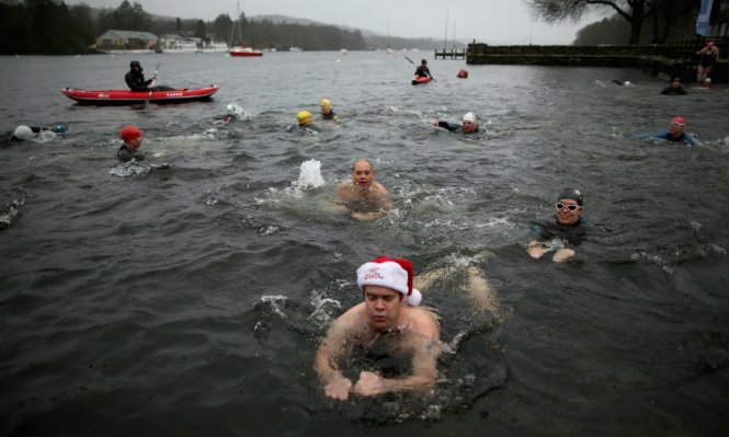 Can đảm bơi trong dòng nước băng giá hồ Windermere (Anh) - Ảnh: Getty Images