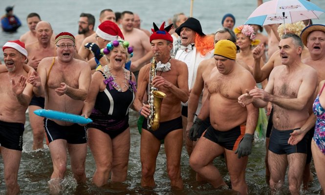 Những người lớn tuổi cũng không ngại thời tiết giá lạnh, vui chơi chào năm mới tại bãi biển Gdansk-Jelitkowo (Ba Lan) - Ảnh: EPA