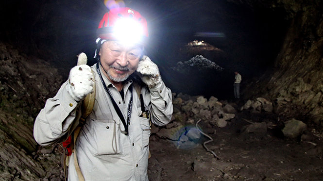 Ông H.Tachihara đã 76 tuổi, có 40 năm thám hiểm hang núi lửa. Ông luôn là người vào hang đầu tiên và rời hang sau cùng. Quá đam mê hang động, những thành viên trong đoàn nói ông là “người đàn ông bị hang động thôi miên”