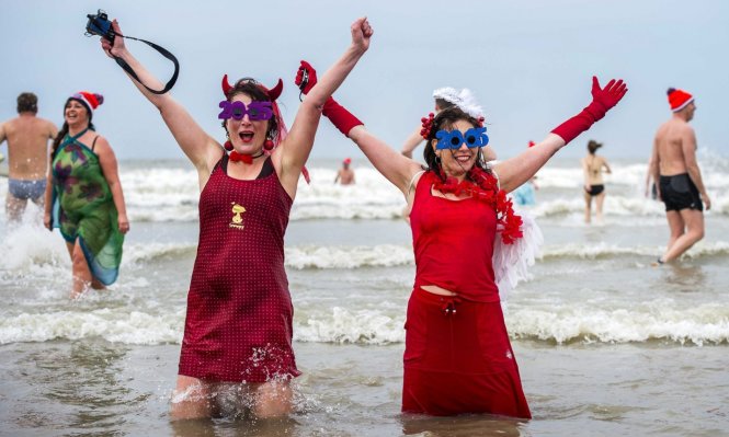 Chào năm mới 2015 tại bãi biển Scheveningen thuộc Biển Bắc, địa phận Hà Lan - Ảnh: EPA