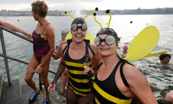 Những người phụ nữ dũng cảm không sợ lạnh tham gia bơi ngày đầu năm mới tại hồ Geneva (Thụy Sĩ) - Ảnh: EPA
