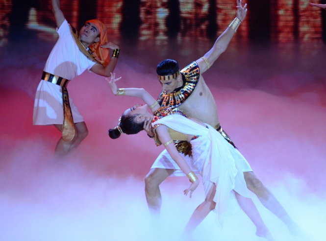 Angela Phương Trinh cùng bạn nhảy Kris hóa thân thành Nữ hoàng Ai Cập trong bài Dark Horse - Ảnh: T.Tùng