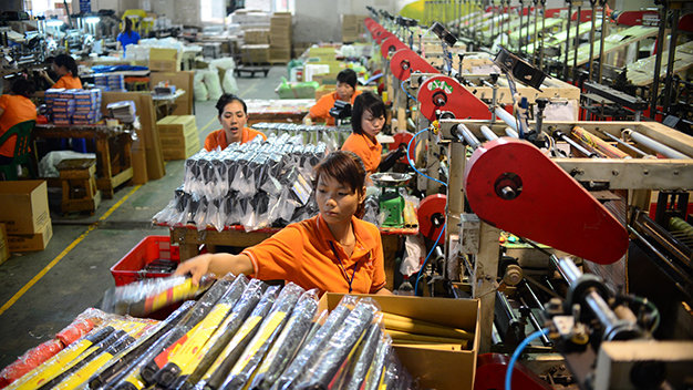 Công nhân Nhà máy bao bì Bình Lộc (Công ty CP XNK Nam Thái Sơn) làm việc trong ngày chủ nhật 4-1 - Ảnh: T.T.D.