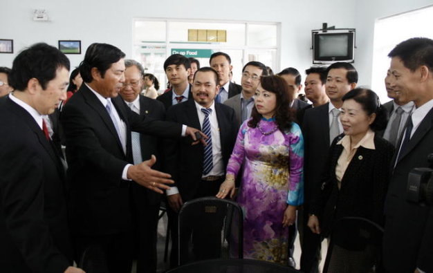 Ông Thành ủy Nguyễn Bá Thanh (bên trái) tham quan bếp ăn phục vụ miễn phí người bệnh và thân nhân trong ngày khánh thành Bệnh viện ung thư Đà Nẵng - Ảnh: Đoàn Cường