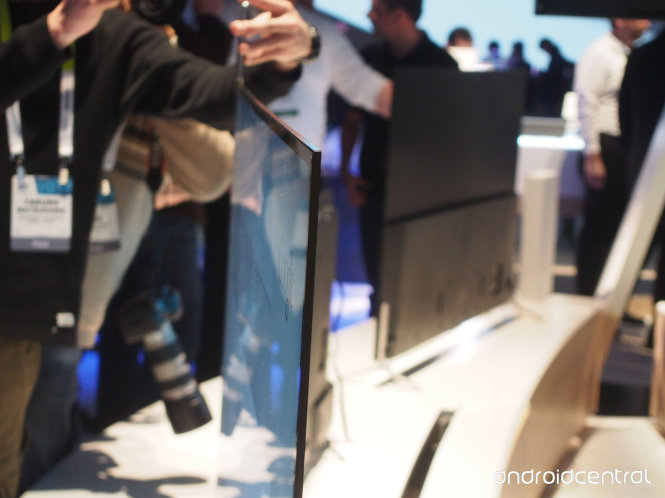 Ở phần mỏng nhất, tivi Sony Bravia X900C 4K có độ mỏng 4,7mm, mỏng hơn cả smartphone Xperia Z3 - Ảnh: Android Central