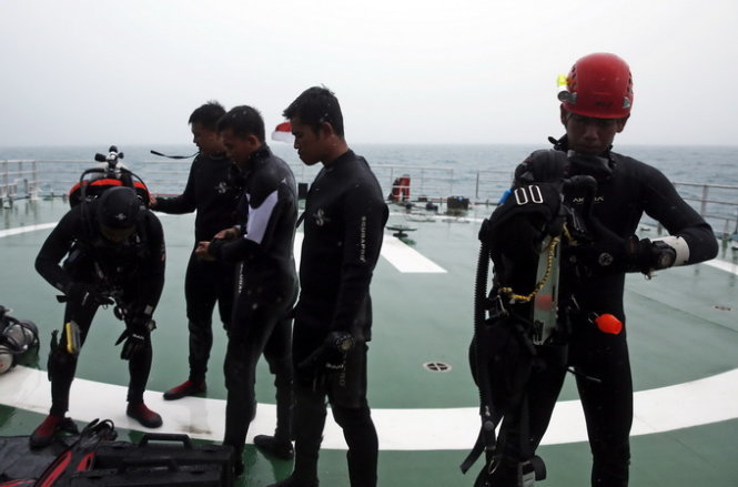Các thợ lặn Indonesia tham gia chiến dịch tìm kiếm - Ảnh: Reuters 