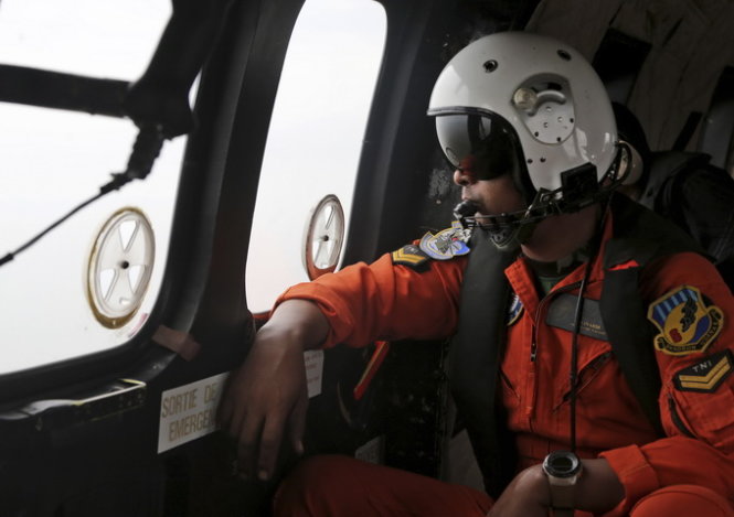 Đội tìm kiếm nói đã tìm thấy đuôi máy bay - Ảnh: Reuters