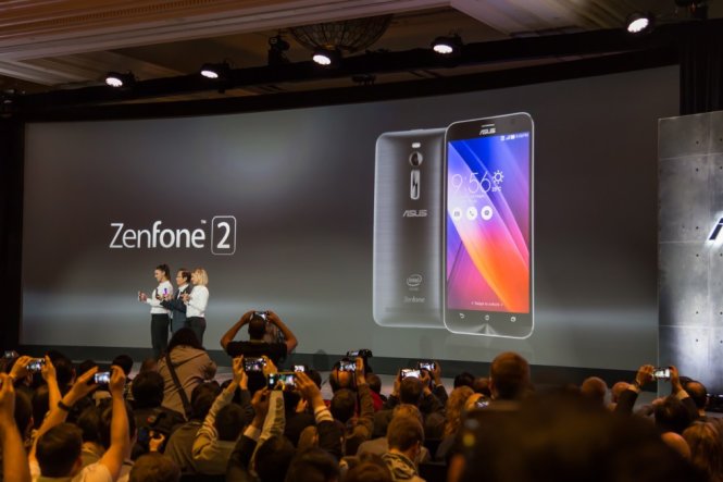 Chủ tịch Asus ông Jonney Shih giới thiệu Zenfone 2 tại triển lãm CES 2015 - Ảnh: ArsTechnica