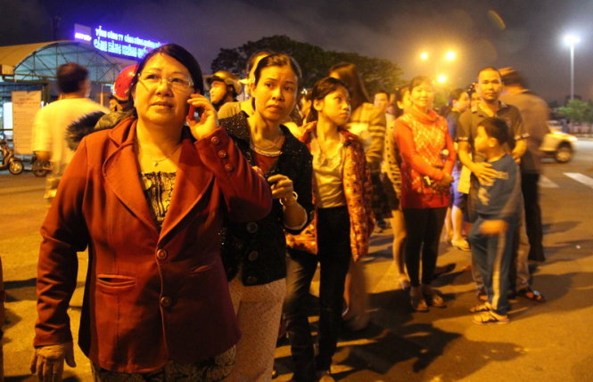 Người dân đứng ngóng máy bay ở sân bay Đà Nẵng để chờ ông Nguyễn Bá Thanh. Ảnh: PHAN THÀNH