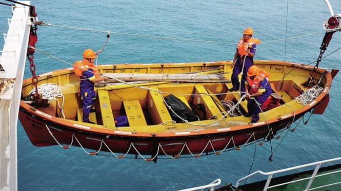 Binh lính và ngư dân Trung Quốc đang chuẩn bị thiết bị diễn tập trái phép ở vùng biển Hoàng sa năm 2014 - Ảnh:hinews.cn