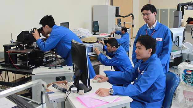 Sau khi đầu tư thí nghiệm vào VN, Tập đoàn Microchip đã lên kế hoạch mở nhà máy sản xuất chip tại đây. Trong ảnh: các kỹ thuật viên của Microchip làm việc tại Khu công nghệ cao TP.HCM - Ảnh: Đình Dân