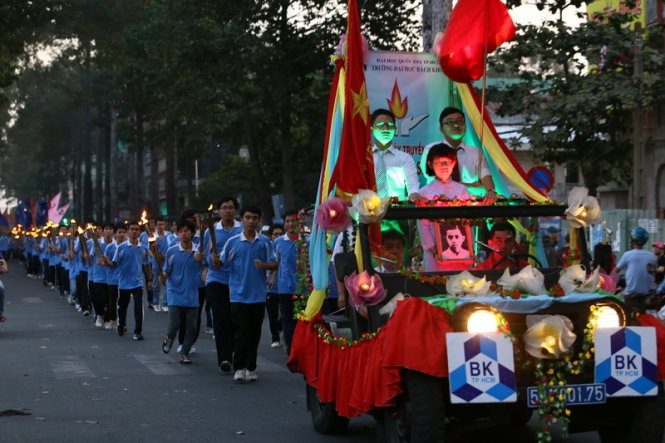Đoàn xe rước di ảnh của anh hùng liệt sĩ  Trần Văn Ơn cùng đoàn 154 sinh viên trường ĐH Bách Khoa (ĐHQG, TPHCM) đạt danh hiệu SV 5 tốt đang diễu hành trên đường phố- Ảnh: Như Hùng