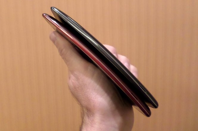 Hai phiên bản màu Đỏ và Xám của LG G Flex 2 - Ảnh: DigitalTrends