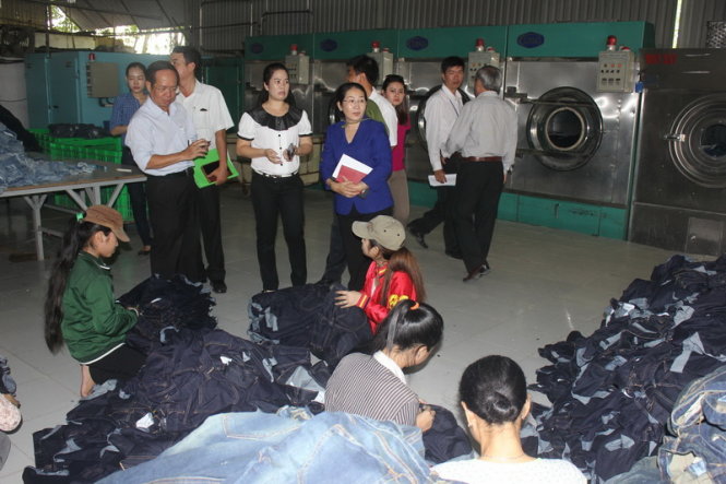Đoàn đại biểu Quốc hội kiểm tra tình hình hoạt động tại xưởng sản xuất thuộc Công ty TNHH TM-DV thời trang Phương Anh (P.15, Q.Tân Bình). Ảnh: ĐỨC PHÚ
