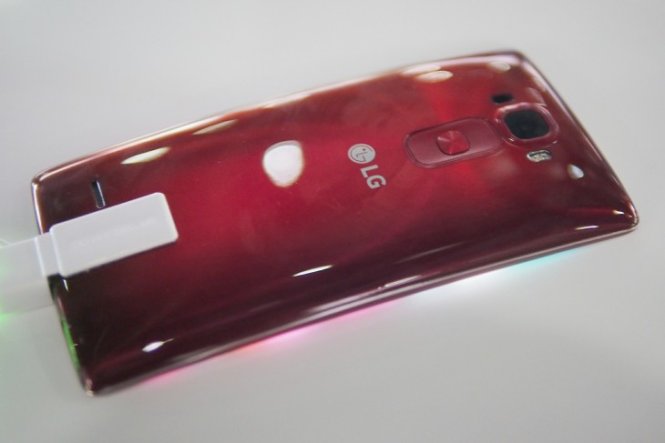 LG G Flex 2, smartphone màn hình cong phiên bản Đỏ Flamenco - Ảnh: TheNextWeb