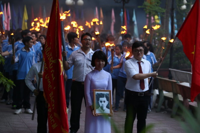 : Sinh viên Phan Thị Hoài Diễm sinh viên 5 tốt cấp Thành trường ĐH Bách Khoa (ĐHQG, TPHCM) đang cầm di ảnh của anh hùng liệt sĩ  Trần Văn Ơn trong lễ rước đuốc kỷ niệm ngày truyền thống HSSV-VN- Ảnh: Như Hùng