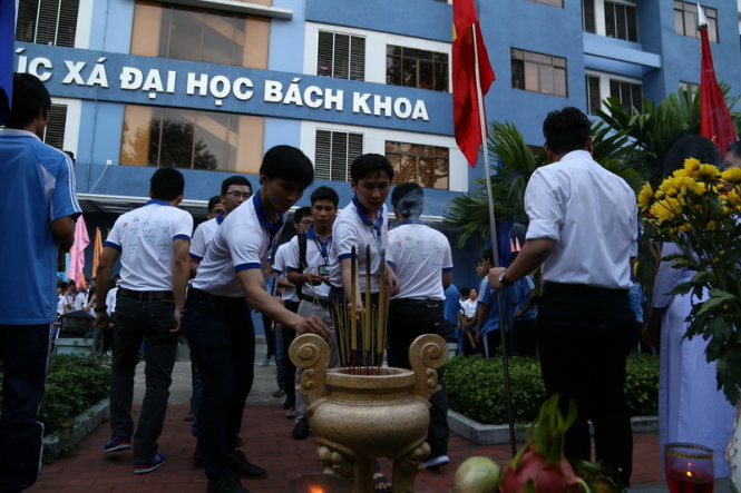Sinh viên trường ĐH Bách Khoa (ĐHQG, TPHCM) đang dân hương tại bia tưởng niệm của anh hùng liệt sĩ  Trần Văn Ơn- Ảnh: Như Hùng