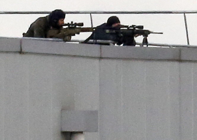 Đặc nhiệm chuyên bắn tỉa của lực lương Pháp đã vào vị trí trên nóc tòa nhà nơi anh em Kouachi đang giam giữ con tin tại thị trấn Dammartin-en-Goele - Ảnh: Reuters