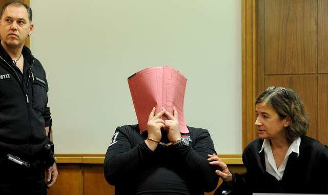 Niels H. che mặt trong một bức ảnh chụp trước tòa hồi tháng 12-2014 - Ảnh: AFP