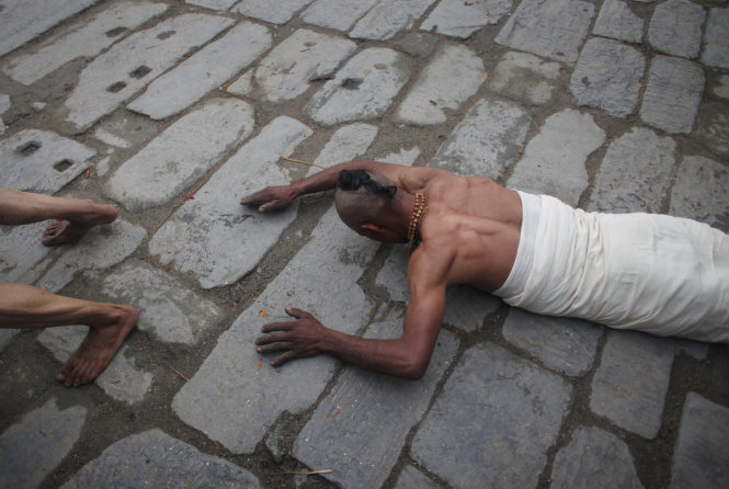 Những người đàn ông thực hiện một nghi lễ tắm thánh Swasthani Brata Katha - Ảnh: AP