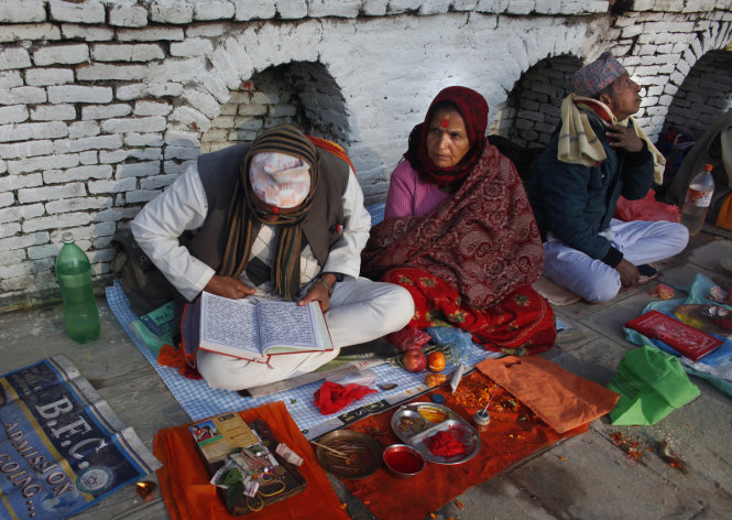 Một người đàn ông theo đạo Hindu đọc Kinh Thánh dành riêng cho nữ thần Swasthani - Ảnh: AP
