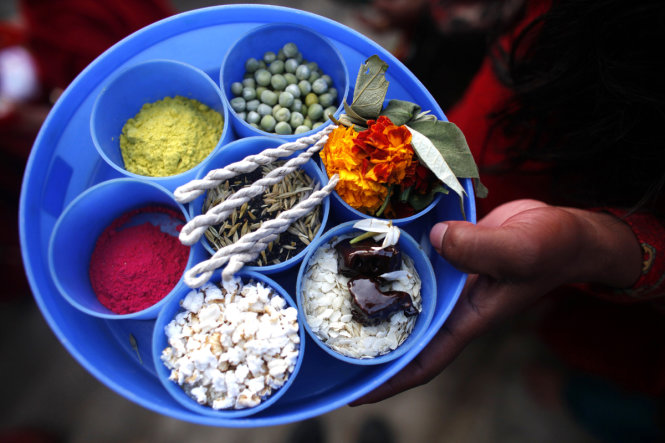 Các loại thực phẩm sử dụng trong nghi lễ tắm thánh Swasthani Brata Katha - Ảnh: AP